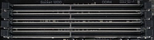 Gigabyte Z490 Aorus Pro AX ports DDR4 renforcés