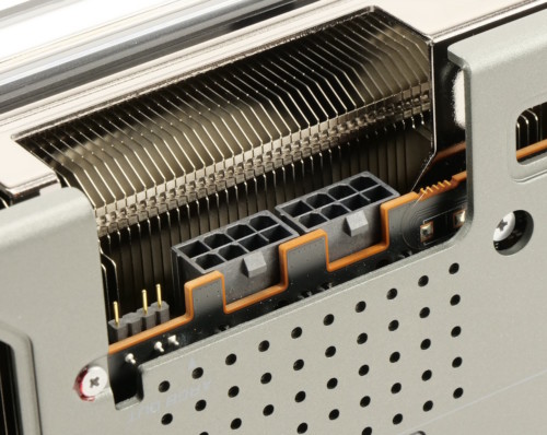 Sapphire Nitro+ RX 7800 XT 16 Go connecteurs alimentation 8 pins